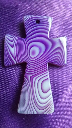 Pendentif Croix De Jésus En Agate Violet Et Blanc. 5.5 Cm. Magnifique Pierre Aux Couleurs Harmonieuses. Une Des Plus Belles De Ma Collection. Parfaite Idée De Cadeau. Lot 869