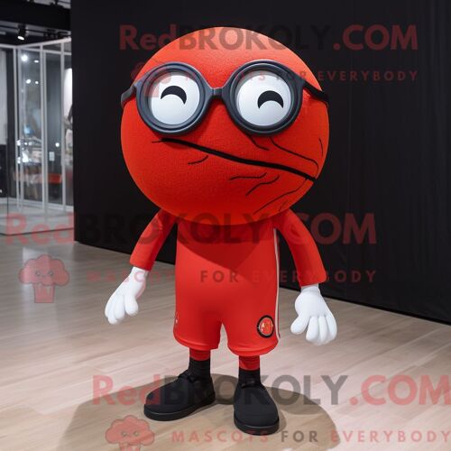 Personnage De Costume De Mascotte Redbrokoly De Ballon De Basket Rouge Habillé Avec Un Col Roulé Et Des Lunettes