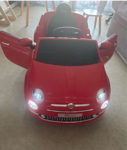 Bonjour, Je Vends Une Une Voiture Électrique Et Télécommandée Pour Enfants, Elle Est En Bon État, Juste Un Petit Peu Abîmé Vers Le Devant, Elle Est Vendue Avec La Batterie Et La Télécommande