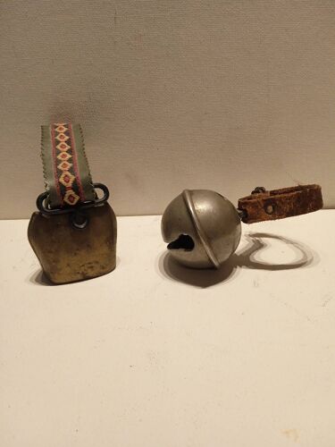 Lot De 2 Objets Une Clochette Et Un Grelot, 5 Cm