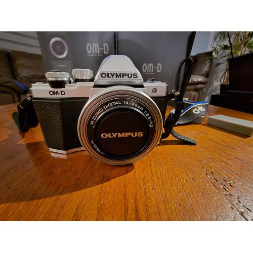 OLYMPUS OM-D E-M10 MARK II hybride 16 mpix Silver + objectif 14-42MM PANCAKE