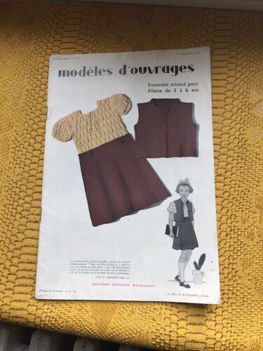 Modèles D'ouvrages. Ensemble Tricoté Pour Fillette De 5 À 6 Ans