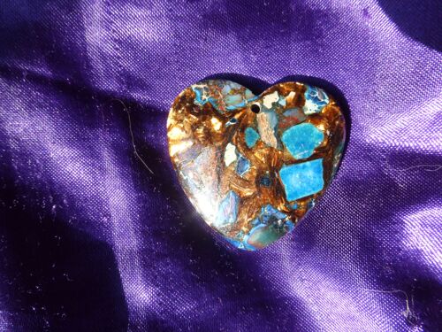 Pendentif Coeur En Bornite Cuivre. Bleu Et Doré. 4.1 Cm. Magnifique Pierre Aux Couleurs Rayonnantes, Une Véritable Merveille. Lot 1328