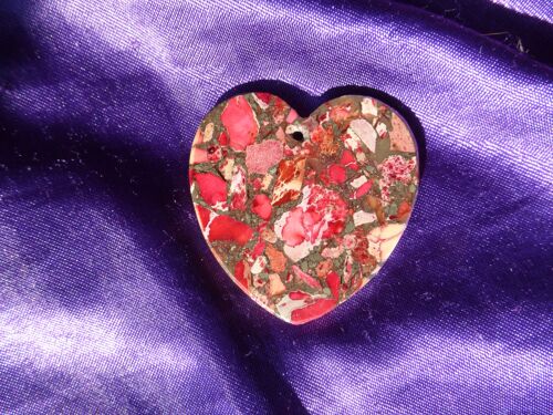 Pendentif Coeur En Jaspe. Rouge. 4.5 Cm. Magnifique Pierre Aux Deux Faces Plates, Une Véritable Merveille. Parfaite Idée De Cadeau. Lot 1327