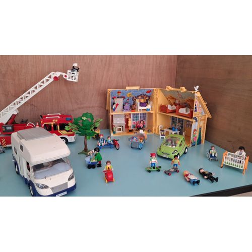 Lot de playmobil City (maison, camping-car, camion pompier...)