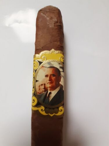 Cigare Barreau De Chaise Avec Sa Bague President Pompidou