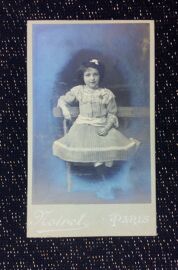 Photo Ancienne Carte De Visite Portrait Photo Fille Avec Un Noeud Sur Un Banc Fin Xixe Siécle