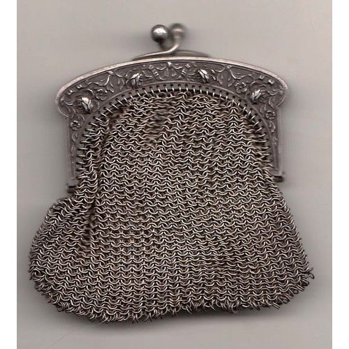 Bourse ancienne , aumônière, porte-monnaie, bourse de chatelaine en maille - 06x07.5cm environ Art déco ,années 1900/1930 - 3 poinçons sur le fermoir ,un 4eme poinçon sur la boucle