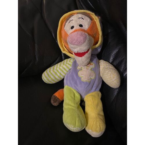 tigrou en pyjama mauve vert jaune disney peluche doudou tigre 32 cm 