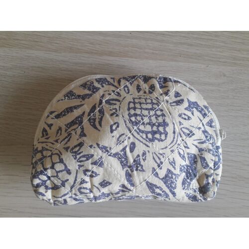 trousse en tissus "matelassé" creme et bleue neuve.