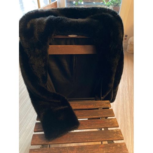 Manteau Zara Imitation Fourrure Avec Capuche.