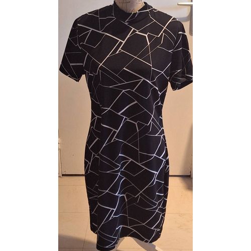 Robe Avantageuse Noire À Motifs Géométriques Blancs