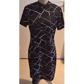 Robe Avantageuse Noire À Motifs Géométriques Blancs