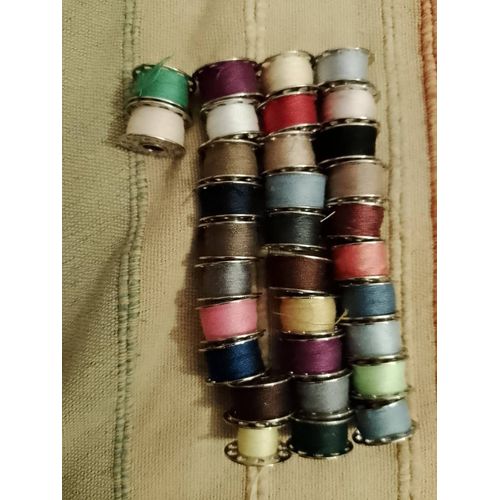 Lot de 32 bobines a 10 trous avec fil pour machine a coudre singer vintage.