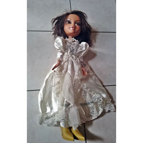 poupee bratz 42 cm avec differents vetements ..