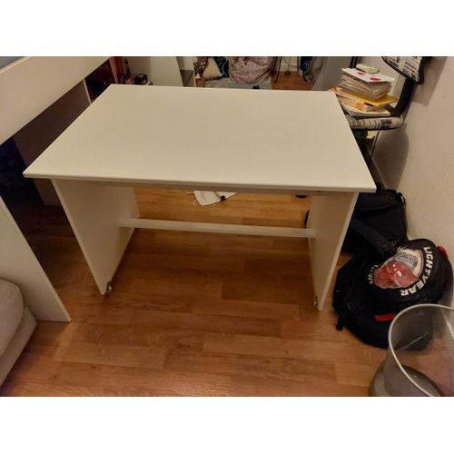 Bureau En Bois Blanc Avec Repose Pieds Sur Roulettes