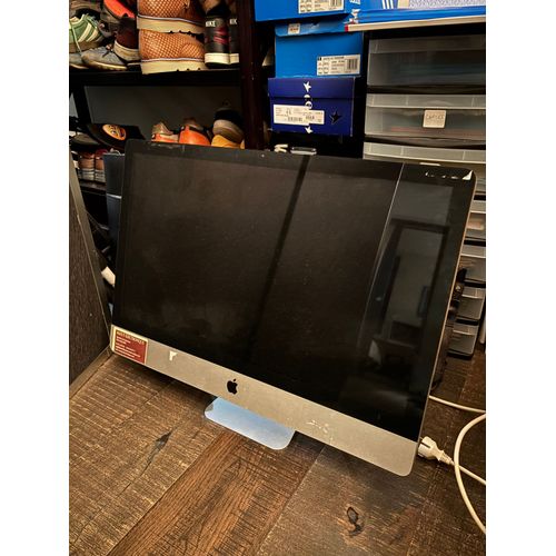 Vend écran mac année 2008 en bon état, fonctionne bien aucune rayure. Quelques traces car ancien stickers coller dessus