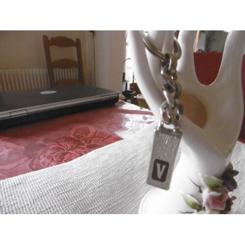 Porte Clés Métal Argenté Avec Initiale " V " Sur Fond Rouge