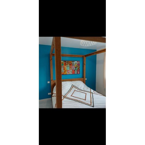 Lit Baldaquin en pin recyclé de chez Cocktail Scandinave 160cm x 200cm.