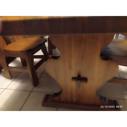 Vend Une Table Et Les Six Chaises.