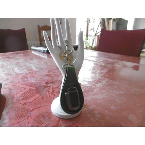 Porte Clé Mousqueton Avec Lettre U Sur Support Façon Cuir Vert