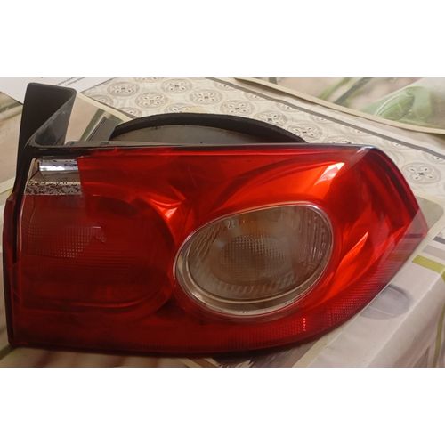 Renault Laguna Équipée De 2 Feux Arrière Gauche Et Droit.