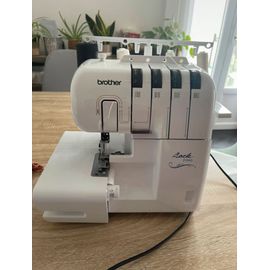 Surjeteuse brother 2104D et ses accessoires 