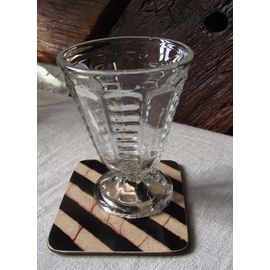 Verre Coupelle Ancienne En Verre Moulé Dimensions Hauteur 11,5 Cm Diamètre En Haut 8,5 Cm Diamètre Du Pied 6,2 Cm