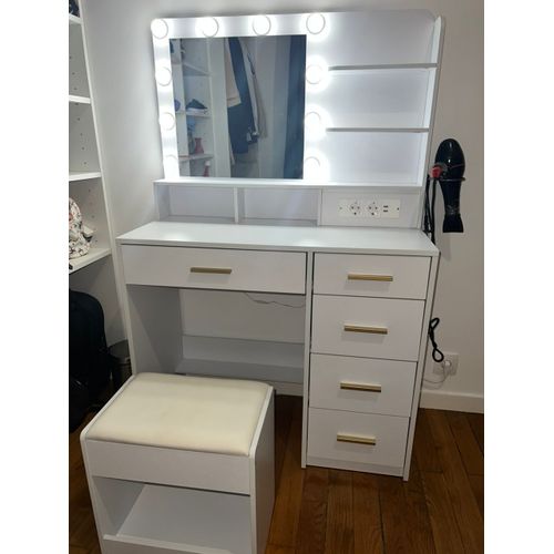 Je Un Meuble De Chaussure Et Une Coiffeuse Avec Lumière Intégrer Et Table De Salon Avec 2 Chaises