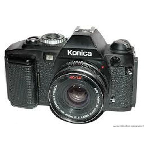 KONICA FS1 obj 40 mmm, zoom Tokina 75-260mm avec Teleplus X2, grand angle 28mmm, flash X24, pare soleil et doc pour le boitier et le flash.