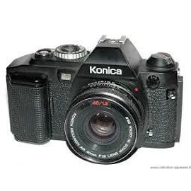 KONICA FS1 obj 40 mmm, zoom Tokina 75-260mm avec Teleplus X2, grand angle 28mmm, flash X24, pare soleil et doc pour le boitier et le flash.