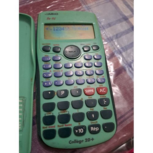 Calculatrice scientifique casio fx-92 collège 2D plus fonctionnelle mais les chiffres sont efficaces
