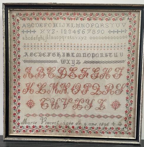 Rare Et Magnifique Grand Abécédaire Ancien Broderie Point De Croix, 58*56 Cm: Marie Vincent Âgée De 9 Ans, 1896 . Région De Saint-Etienne. Cadre Noyer Et Sous Verre D'Époque. Bon État.