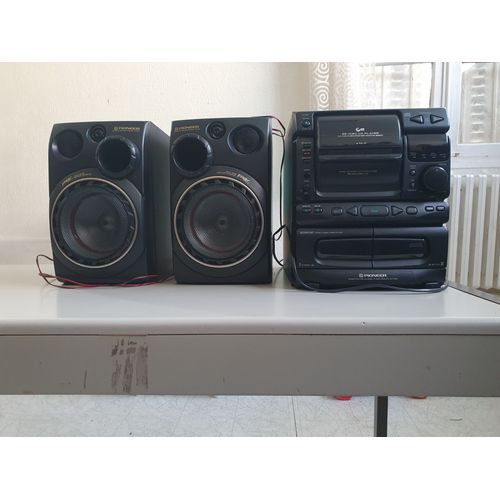 Mini chaine avec deux enceintes.