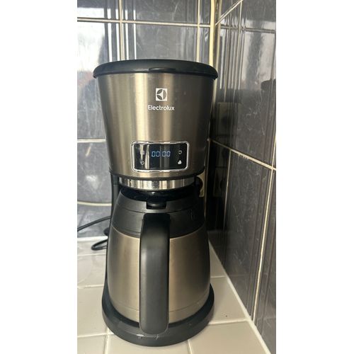 Machine à café filtre, avec filtre lavable. Elle fonctionne parfaitement, garde le café chaud toute la journée dans la carafe. Rapide et pratique, je la vends car je ne l’utilise pas.