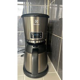 Machine à café filtre, avec filtre lavable. Elle fonctionne parfaitement, garde le café chaud toute la journée dans la carafe. Rapide et pratique, je la vends car je ne l’utilise pas.