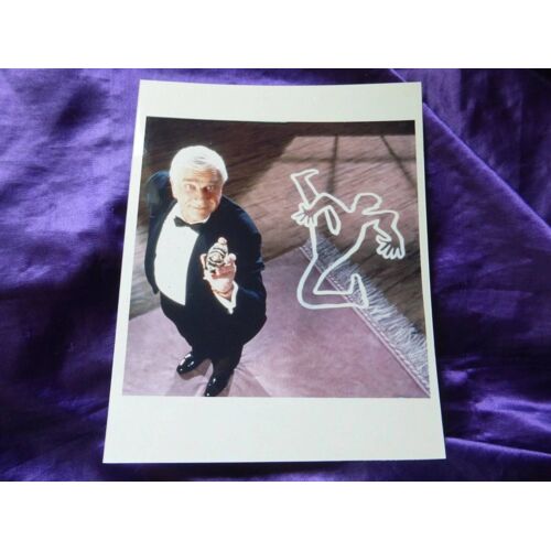 Leslie Nielsen. Y A T'il Un Flic Pour Sauver La Reine ? Photo Officielle De Tournage De Hollywood. Papier Couleur Professionnel Brillant Grand Format, 25.5x20.5 Cm. Photo De Leslie Nielsen Debout