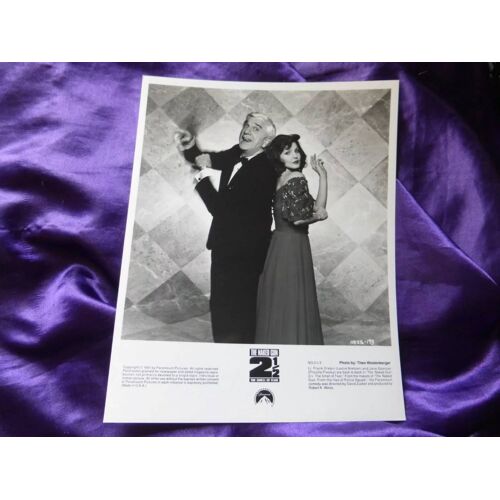 Leslie Nielsen. Priscillia Presley. Y A T'il Un Flic Pour Sauver Le Président ? Photo Officielle De Tournage De Hollywood. Papier Professionnel Brillant Format, 25.5x20.5 Cm. Photo De Paramount.