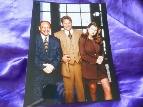 Don Johnson. Nash Bridges. Cheech Marin & Yasmine Bleeth. Photo De Tournage De Hollywood. Grand Format 25.5x20.5 Cm, Papier Couleur Brillant Agfa. Photo Posée Des Trois Acteurs.