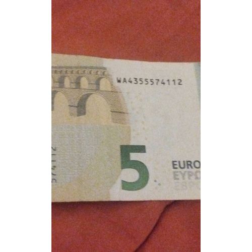 Billet De 5 Euros Avec Trois Chiffres Identiques Consécutifs Dans Leur Numérotation, En Haut À Droite.