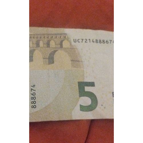 Billet De 5 Euros Avec Trois Chiffres Consécutifs Dans Leur Numérotation, En Haut À Droite.
