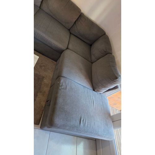 Grand Canapé Gris D'Occasion Acheté À Conforama. Le Canapé Est En Bon État Général Petit Défaut Sur Le Côté Visible Sur Photo. Le Canapé Fait 2,50m De Large Et 2,10m En Longueur.