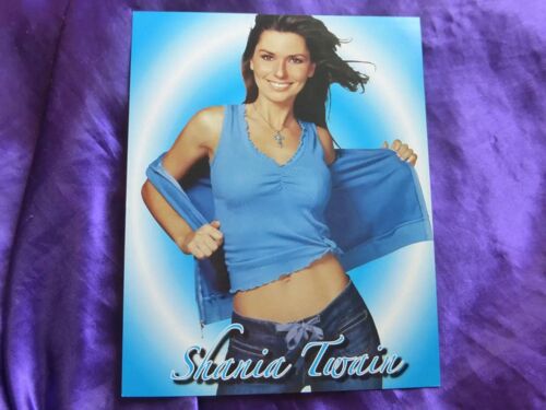Shania Twain. Photo Officielle De Hollywood. Papier Épais De Qualité Professionnelle Grand Format 25.5x20.5 Cm Couleur. Photo Posée De Face Evec Ensemble Bleu. Collection À Vendre.