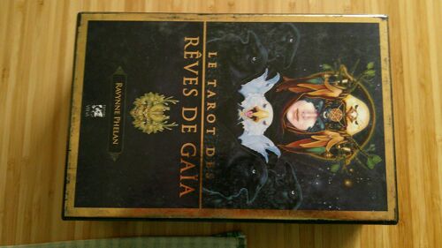 Ravynne Phelan. Le Tarot Des Rêves De Gaïa. Coffret De 81 Arcanes Dans Sachet Tissu Et Livret De 338 Pages. Editions Véga Trédaniel 2019