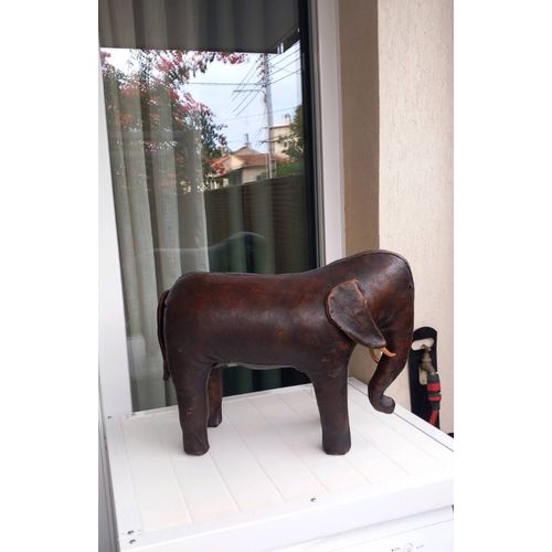 Repose-Pieds, Cuir, Valence, Espagne, Seconde Moitié Du Xxe Siècle. En Forme D'Éléphant. H 43. Usure Normale.