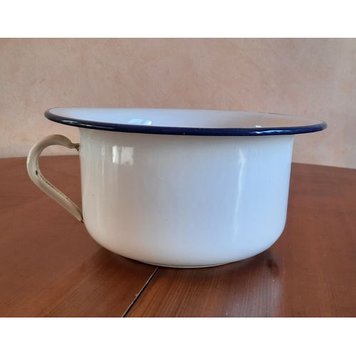 Ancien pot de chambre en émail blanc