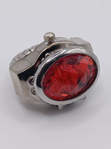 Bague Montre Metal Argenté , Cadrant Rond,Fond Blanc,Capot Grand Strass Rouge
