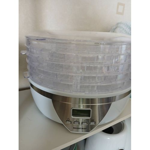 Déshydrateur alimentaire SilverCrest. Pour faire sécher fruits, légumes, herbes, viande et poisson. Écran numérique pour le réglage de la température et de la durée. BPA FREE. 5 plateaux. 350w.