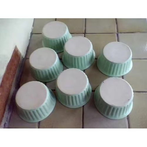 07 Ramequin Individuels, Moules À Soufflé En Céramique Émaillée - Fabrication Artisanale De Grande Qualité - Années 70 - Blanc Et Vert Pastel - Diamètre 10cm , Hauteur 06cm Environ