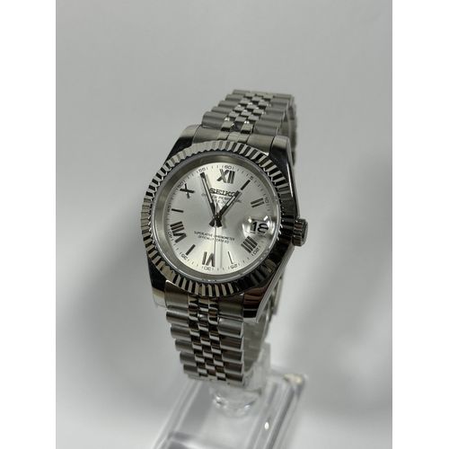 Seiko Automatique  Cadran Argent Roman Dial, Boîtier Argent 39mm, Mouvement Nh35